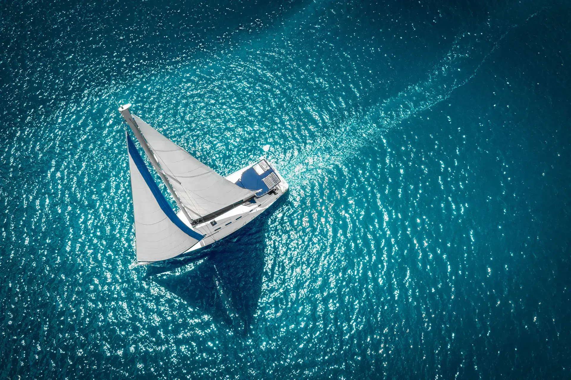 Embarcación de recreo en el mar